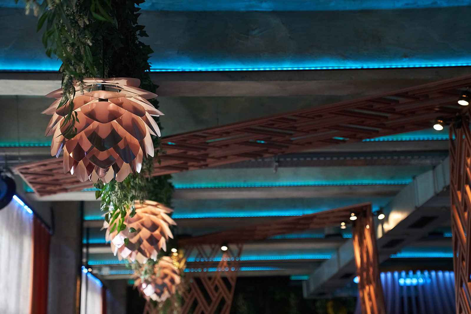 Read more about the article How Different Lighting Can Set The Mood For Your Restaurant
