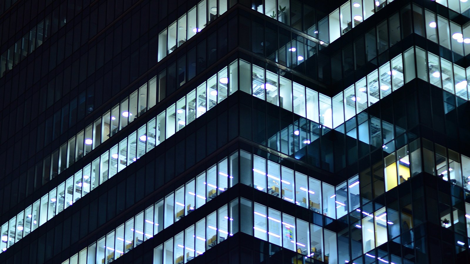 Read more about the article What Is The Best Type Of Lights To Use In Office Buildings?