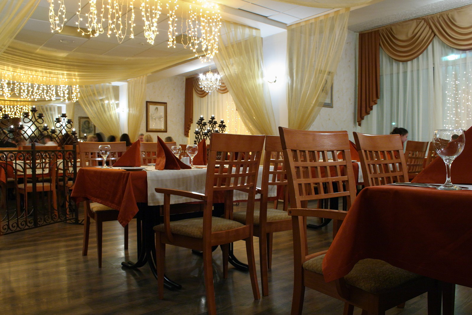 Read more about the article Tips For Enhancing Restaurant Ambience With Lighting Design