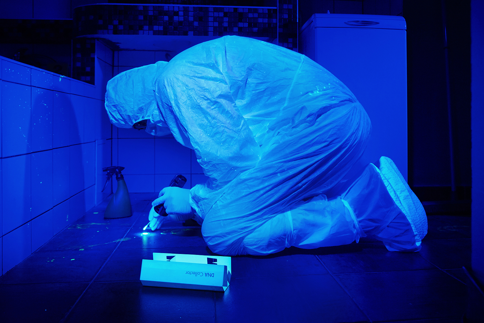 You are currently viewing How Coloured Light Filters Are Used in Forensic Facilities