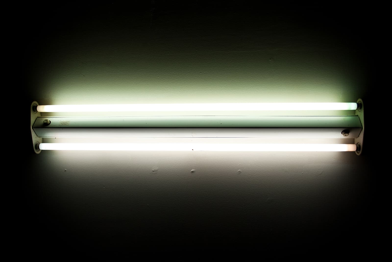 Read more about the article What Causes Fluorescent Light Tube Covers to Become Yellow?